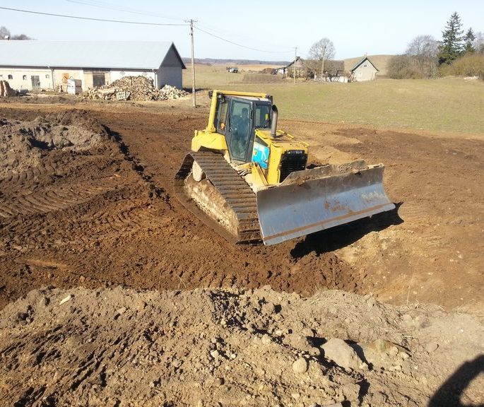 Plantowanie ziemi oraz rozbiórka starych fundamentów gmina Dubeninki